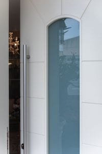 דלתות סרגלים מעוצבים בגוון לבן, המשלבים מראה יוקרתי וייחודי לפי בחירת האדריכל.
