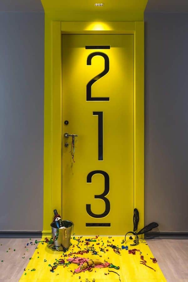 דלתות צבע עם חריטת מספרים בלייזר